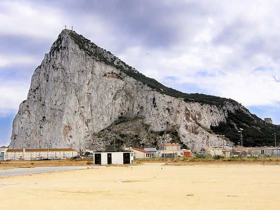 http://www.smithsonianmag.com/science-nature/the-rock-of-gibraltar-neanderthals-last-refuge-42545293/